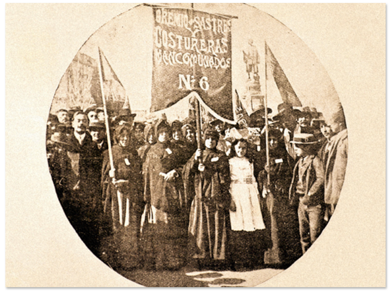 Gremio de sastres y costureras en la fiesta del trabajo. Revista Zig-Zag, Santiago-Valparaíso, 5 de mayo de 1906. Fuente: http://www.ascv.cl/gremio-de-sastres-y-costureras/