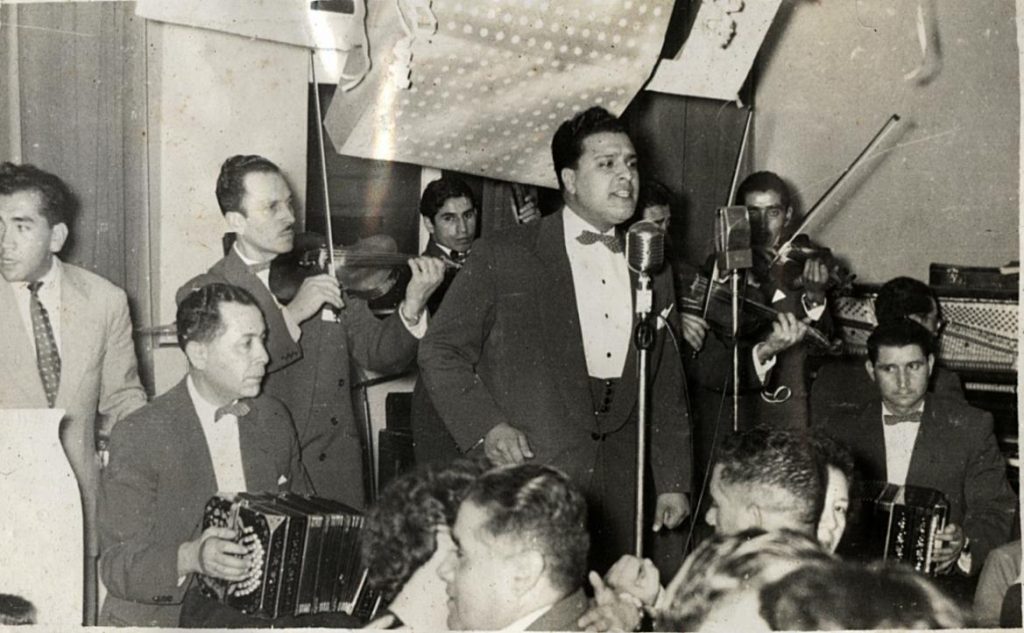 El público baila los tangos interpretados por Manuel en una de las orquestas típicas.Valparaíso, 1958. En los bandoneones: Alfonso Romero y Pedro Quiroz.