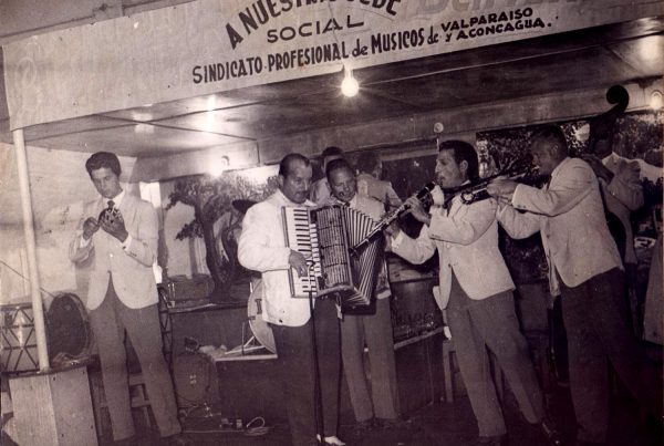 Celebración del Sindicato Profesional de Músicos de Valparaíso, con música en vivo, 1955 ca