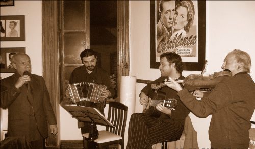 Noche de tangos en el desaparecido bar Café 8 y Medio. De izquierda a dere¬cha: Alberto Méndez, Rodolfo Jorquera, Geancarlo Scevola y Víctor «Gatito» Gallardo. Valparaíso. Septiembre, 2006.