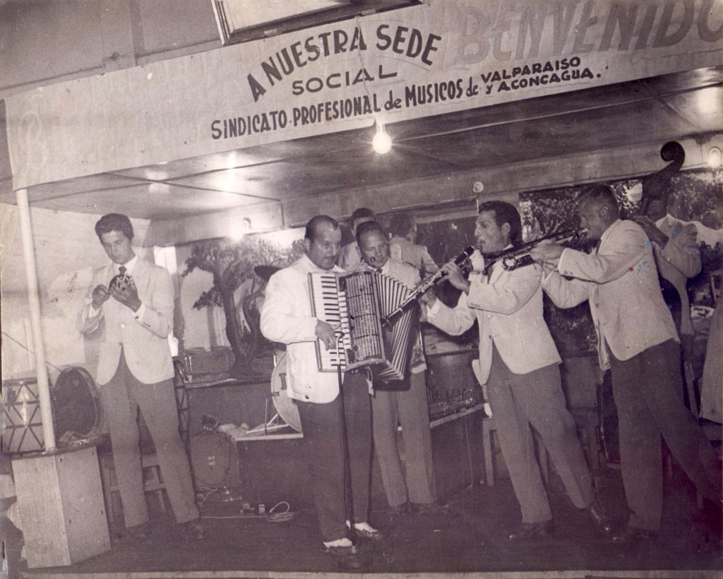 Banda de música bailable en fiesta del Sindicato Profesional de Músicos de Valparaíso, ca. 1950