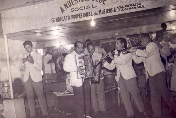 Banda de música bailable en fiesta del Sindicato Profesional de Músicos de Valparaíso, ca. 1950